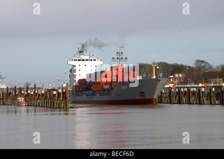 Container-Schiff verlassen der Schleuse des Nord-Ostsee-Kanals in Brunsbüttel, Brunsbüttel, Kreis Dithmarschen, Schleswig-Holstein, Deutschland Stockfoto