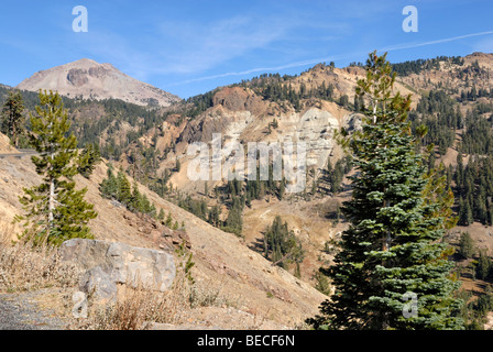 Lassen Volcanic Nationalpark, Lassen Peak auf die Links, Nord-Kalifornien, USA Stockfoto