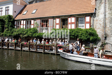 Liegeplatz für Bootstouren durch die Grachten, historische Zentrum von Brügge, Flandern, Belgien Stockfoto