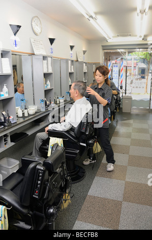 Moderner Friseursalon mit bequemen Sesseln in der Rückenlehnen alle Werkzeuge gespeichert werden können, Kyoto, Japan, Südostasien, Asien Stockfoto