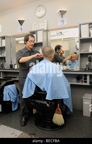 Moderner Friseursalon mit bequemen Sesseln in der Rückenlehnen alle Werkzeuge gespeichert werden können, Kyoto, Japan, Südostasien, Asien Stockfoto