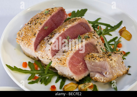 Tunfisch-Filet mit Sesamkruste Stockfoto