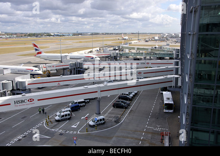 Flugzeuge auf dem Flughafen Heathrow Terminal 5 Tore. London Borough of Hounslow, Greater London, England, United Kingdom Stockfoto