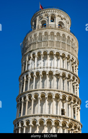 Pisa, Piazza dei Miracoli mit der Basilika und dem schiefen Turm. Toskana, Italien. Stockfoto