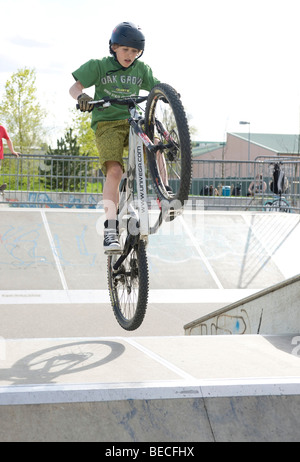 Junge auf einer Rampe mit seinem Mountainbike Stockfoto