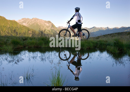 Mountainbiker am Ufer von einem Berg See, Nord-Tirol, Österreich, Europa Stockfoto