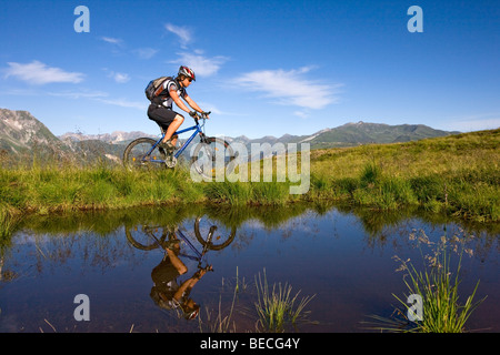 Mountainbiker am Ufer von einem Berg See, Nord-Tirol, Österreich, Europa Stockfoto