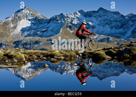 Mountainbiker am Ufer eines Bergsees, Kuehtai Bereich Nord Tirol, Austria, Europe Stockfoto