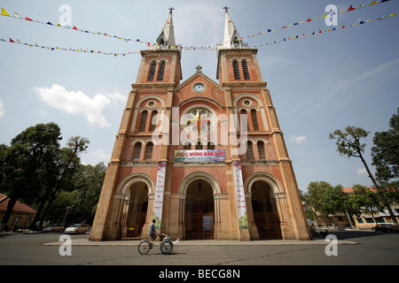 Kathedrale Notre-Dame, Fahrradrikscha in Ho Chi Minh Stadt, Saigon, Vietnam, Asien Stockfoto