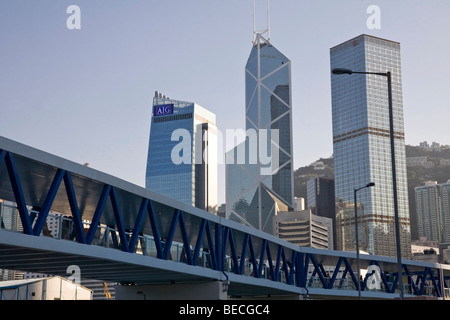 Fußgängerbrücke vom Star Ferry Central-Pier, central Hong Kong, mit, von links, Gebäude der AIG Bank, Bank of China Stockfoto