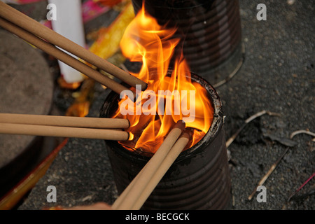 Chinese New Year Zeremonie mit Weihrauch hält vor der buddhistischen Kwam Im Tong Haube Che Tempel in Singapur, Asien Stockfoto