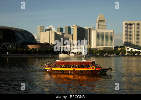 Ausflugsschiff mit Concert Hall und Skyline, Singapore River, Esplanade, Singapur, Asien Stockfoto