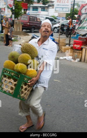 Durian zu verkaufen in Bali Indonesien Stockfoto