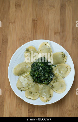 Nudeln Quadrate gefüllt mit Ricotta und Spinat mit Gorgonzolakäse Stockfoto