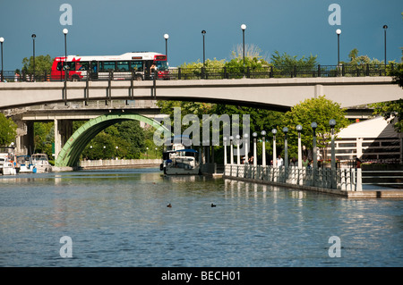 Ein OC Transpo Bus überquert Mackenzie King Brücke über dem Rideau-Kanal (UNESCO-Weltkulturerbe) in Ottawa, Ontario, Kanada Stockfoto