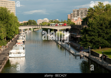 Ein OC Transpo Bus überquert Mackenzie King Brücke über dem Rideau-Kanal (UNESCO-Weltkulturerbe) in Ottawa, Ontario, Kanada Stockfoto