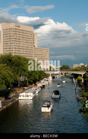 Boote Kreuzfahrt entlang dem Rideau-Kanal in der Innenstadt von Ottawa, Ontario, Kanada. Stockfoto