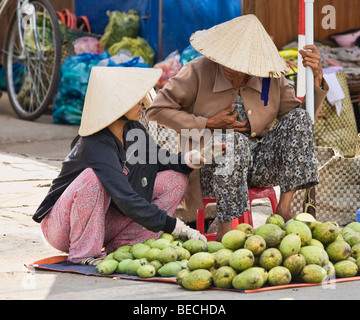 Einheimische Frauen mit Obst aus auf der Straße in Vietnam in Hanoi Stockfoto