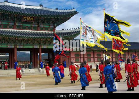 Die Wachablösung am Gyeongbokgung, Seoul, Südkorea Stockfoto