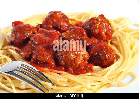 Closeup auf einen Teller Spaghetti mit Fleischbällchen in Tomatensauce im italienischen Stil, ein leckeres hausgemachtes Gericht Stockfoto