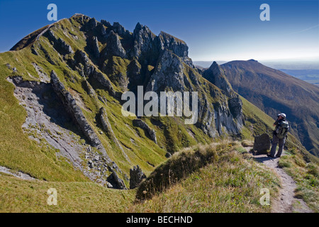 Ein Wanderer "Puy de Sancy" oben zu fotografieren. Randonneur Photographiant le Sommet du Puy de Sancy. Stockfoto