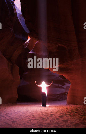 Sonnenstrahl fällt auf eine Frau in einem Canyon, Antelope Canyon, Page, Arizona, USA Stockfoto