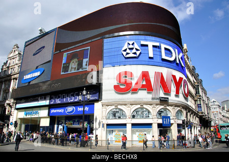 Neon Werbeschilder, Piccadilly Circus, City of Westminster, London, England, Vereinigtes Königreich Stockfoto