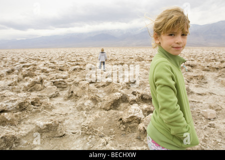 Porträt eines Mädchens in einer Wüste stehen Stockfoto