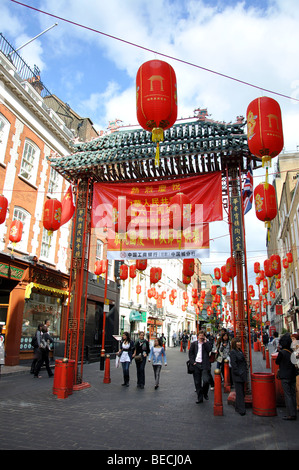 Paifang Eingangstor, Gerrard Street, Chinatown, City of Westminster, London, England, Großbritannien Stockfoto