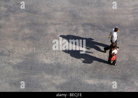 Erhöhte Ansicht eines Geschäftsmannes und einer Geschäftsfrau zu Fuß Stockfoto
