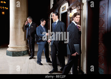 Vier Unternehmer stehen in einem Hotel lobby, Biltmore Hotel, Coral Gables, Florida, USA Stockfoto