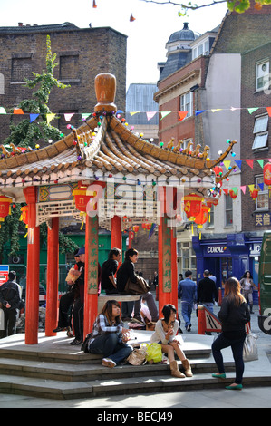 Chinesische Sitzgelegenheiten Pagode, Newport Street, Chinatown, Soho, City of Westminster, London, England, Vereinigtes Königreich Stockfoto