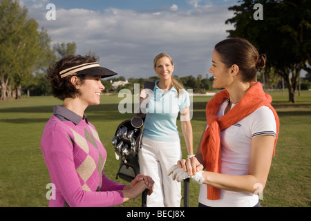 Drei Golfer auf dem Golfplatz und lächelnd, Biltmore Golf Course, Coral Gables, Florida, USA Stockfoto