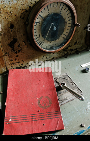 Altes Dokument mit Hammer und Zirkel von der Deutschen Demokratischen Republik, Museum Kraftwerk Plessa, Energie-Route Lausitzer Indu Stockfoto