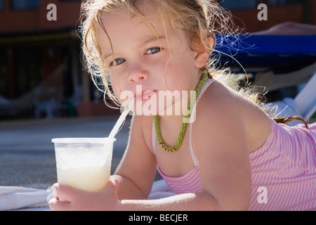 Porträt eines Mädchens Saft mit einem Strohhalm zu trinken Stockfoto