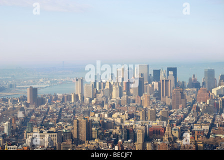 Blick auf Lower Eastside Manhattan vom Empire State Building, New York, USA Stockfoto