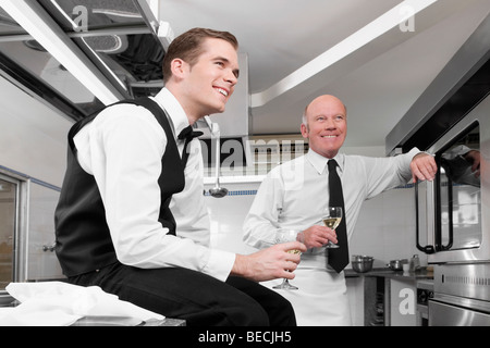 Zwei Kellner Weintrinken in der Küche Stockfoto