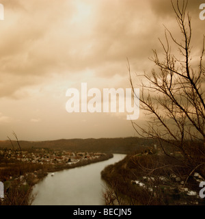 Fluss durch ein Dorf Stockfoto