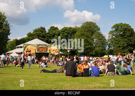 Tanztee-Zelt und Bar im Paradise Gardens Festival im Victoria Park in Hackney, East London England UK 2009 Stockfoto