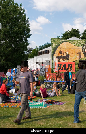 Bar im Paradise Gardens Festival im Victoria Park in Hackney, East London England UK 2009 Stockfoto