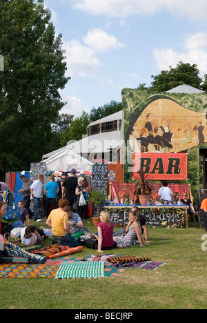 Bar im Paradise Gardens Festival im Victoria Park in Hackney, East London England UK 2009 Stockfoto