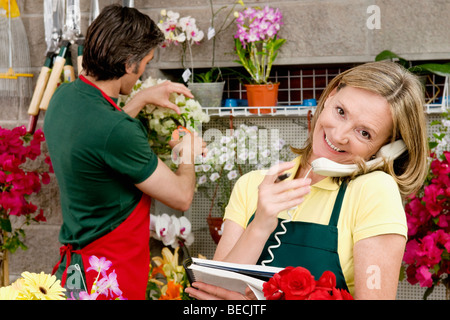Weibliche Blumengeschäft am Telefon sprechen Stockfoto