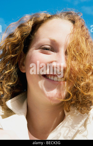 Nahaufnahme einer jungen Frau, Lächeln Stockfoto