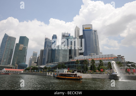 Ein Fullerton, Merlion und City Skyline, Singapur Stockfoto