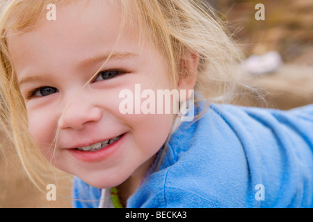 Porträt von einem Babymädchen lächelnd Stockfoto