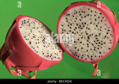 Drachenfrucht auf grünem Hintergrund. Die Drachenfrucht, Pitaya oder Pitahaya ist die Frucht eines Cereus Kaktus, Hylocereus sp. Stockfoto