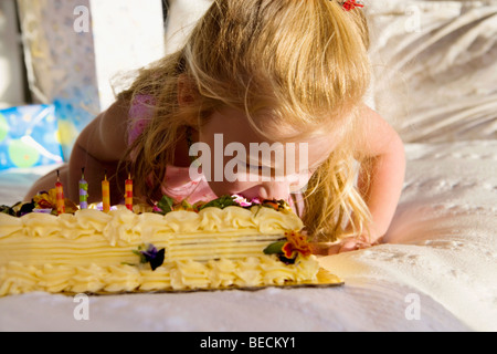 Babymädchen Geburtstagskuchen Essen Stockfoto