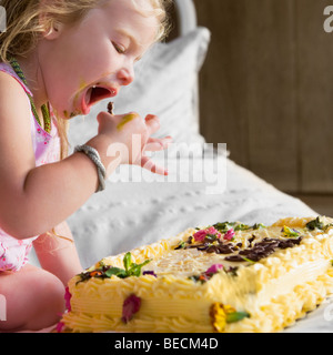 Babymädchen Geburtstagskuchen Essen Stockfoto