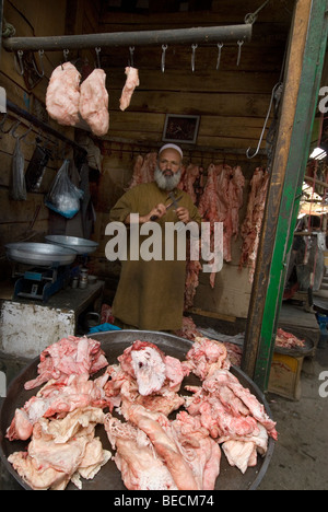 Afghanistan, Kabul. Zentralmarkt. Metzgerei mit Fleisch, sein Messer schärfen. Stockfoto