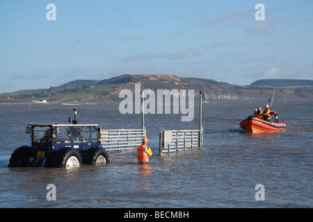 Lyme Regis Inshore Rettungsboot nach dem Training wiederhergestellt werden. Stockfoto